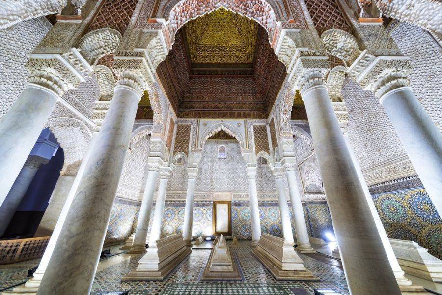 Salle des douze colonnes dans les Tombeaux Saadiens, un arrêt incontournable de votre visite historique.