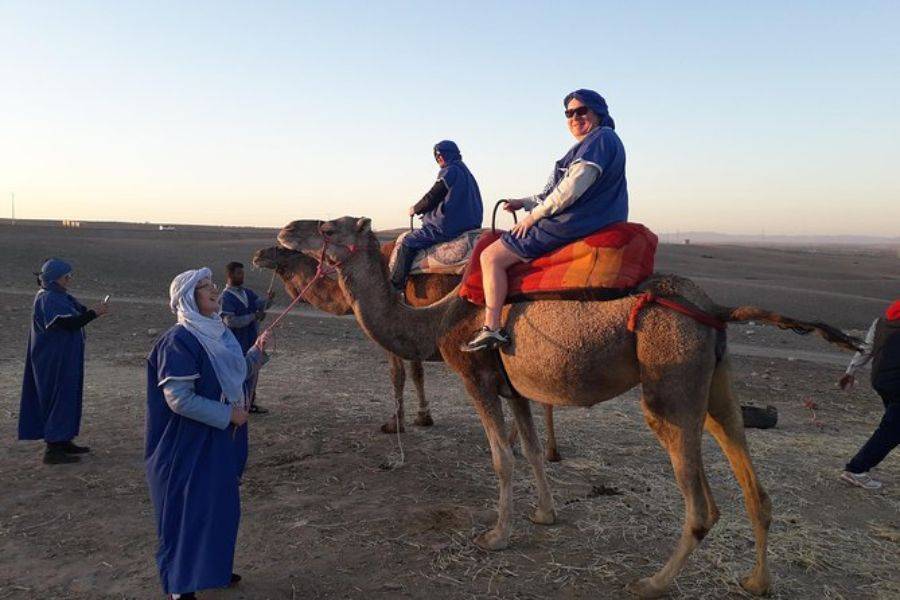 Kameelrijden bij zonsondergang in de Agafay-woestijn en diner in Chouf L'Or in Marrakech