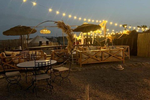 Diner bij zonsondergang in de Agafay-woestijn